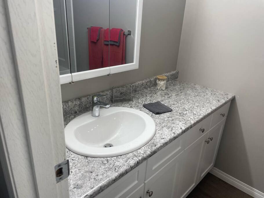 Wonderful 2-Bedroom Apartment Camrose Exterior foto
